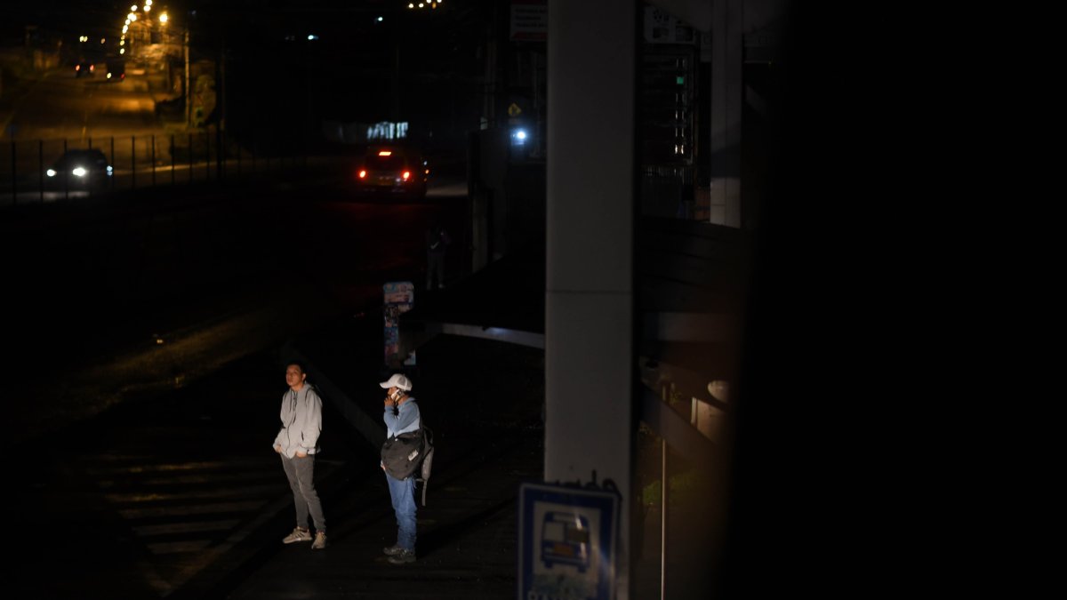 A las personas que esperan el bus en el sector de Chaupimolino solo los ilumina el faro de los vehículos que circulan por la vía.