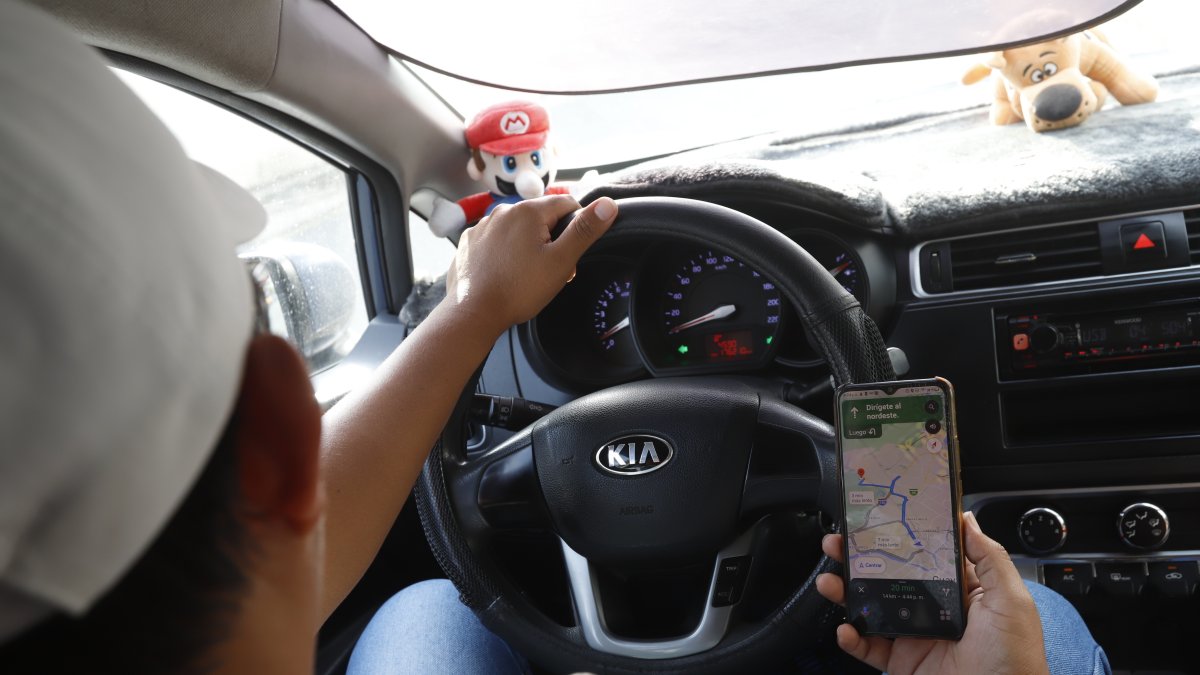 Un conductor que trabaja realizando carreras mediante la plataforma Uber.