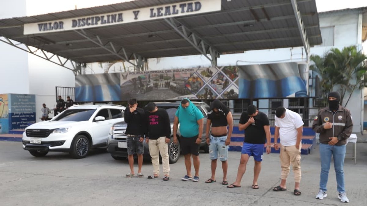 Seis hombres fueron detenidos tras un operativo en el que se hallaron armas ocultas en electrodomésticos.