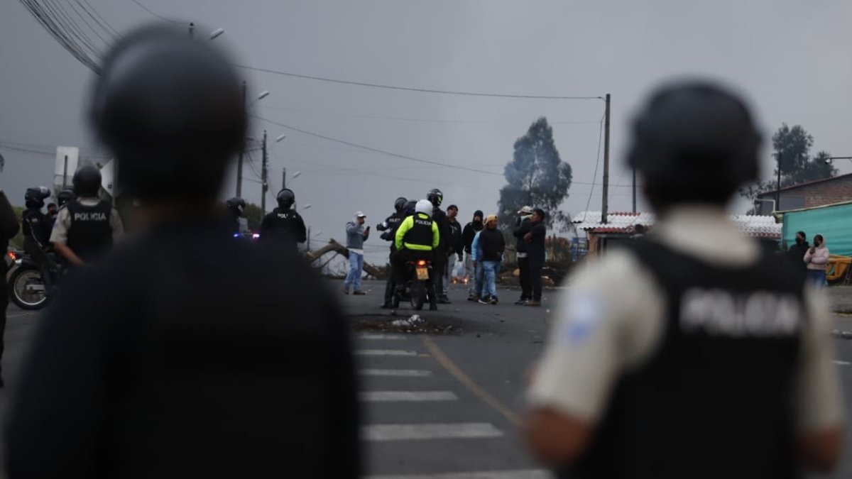 La Policía y Fuerzas Armadas intensificaron la apertura de las vías en Imbabura, luego de que la Conaie anunció el 
