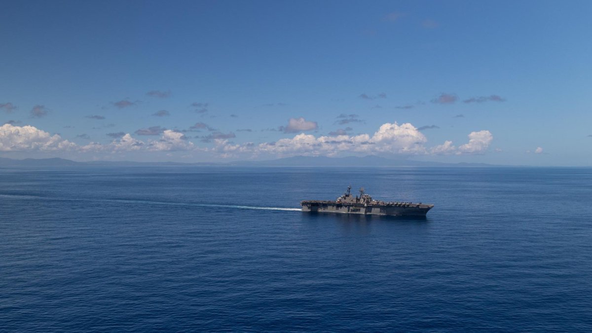 Fotografía cedida que muestra el buque USS Iwo Jima (LHD 7) navegando en el Mar Caribe durante un ejercicio con fuego real.