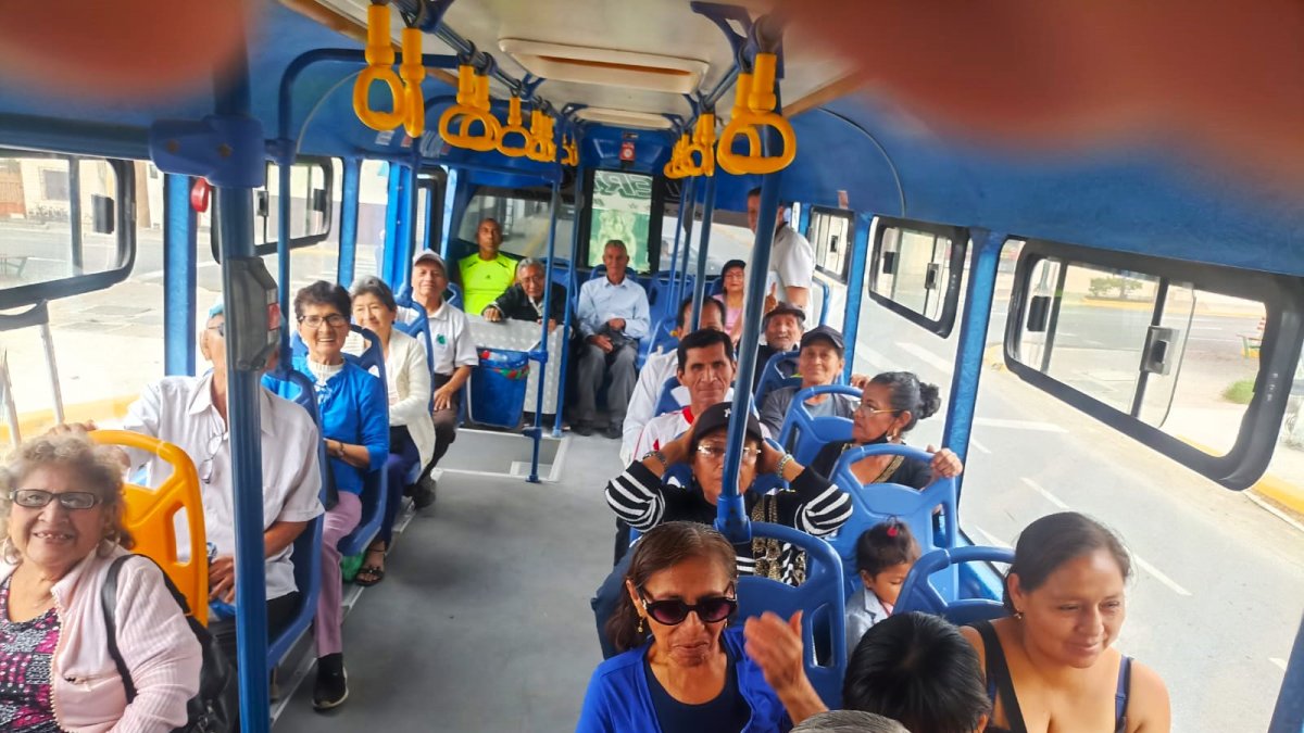 Pasajeros. Para los adultos mayores, el pasaje es libre los domingos.