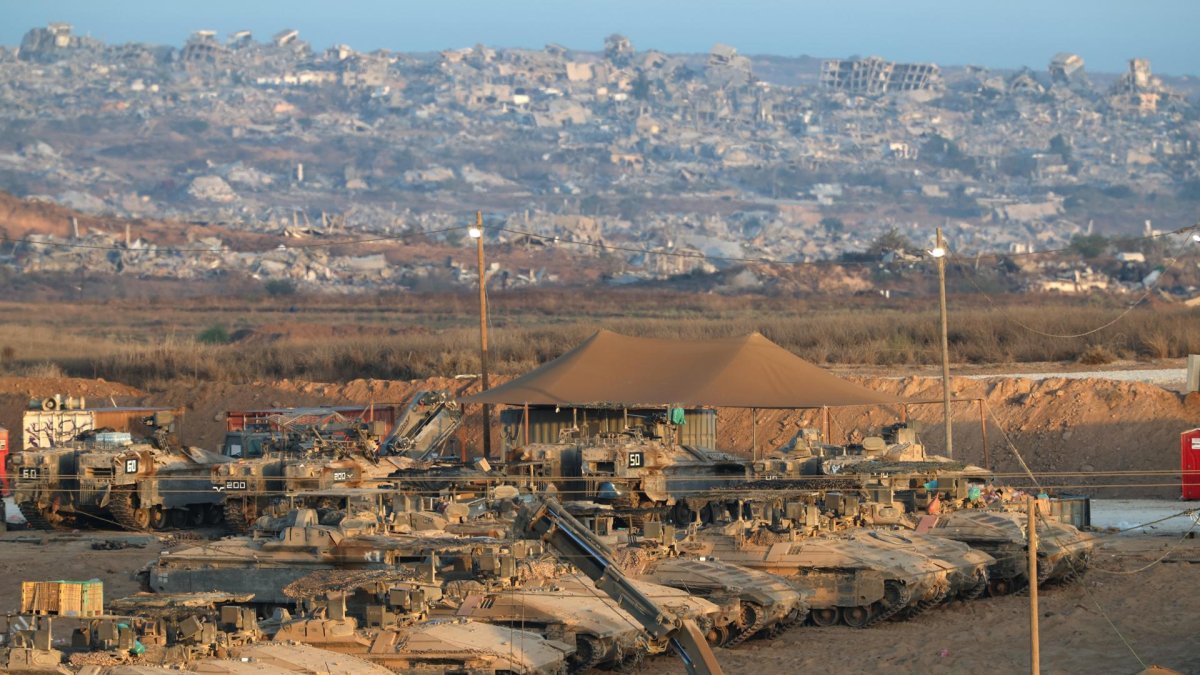 Fotografía del 21 de octubre de 2025 que muestra tanques israelíes reunidos \cerca de la frontera con la Franja de Gaza, en el sur de Israel.