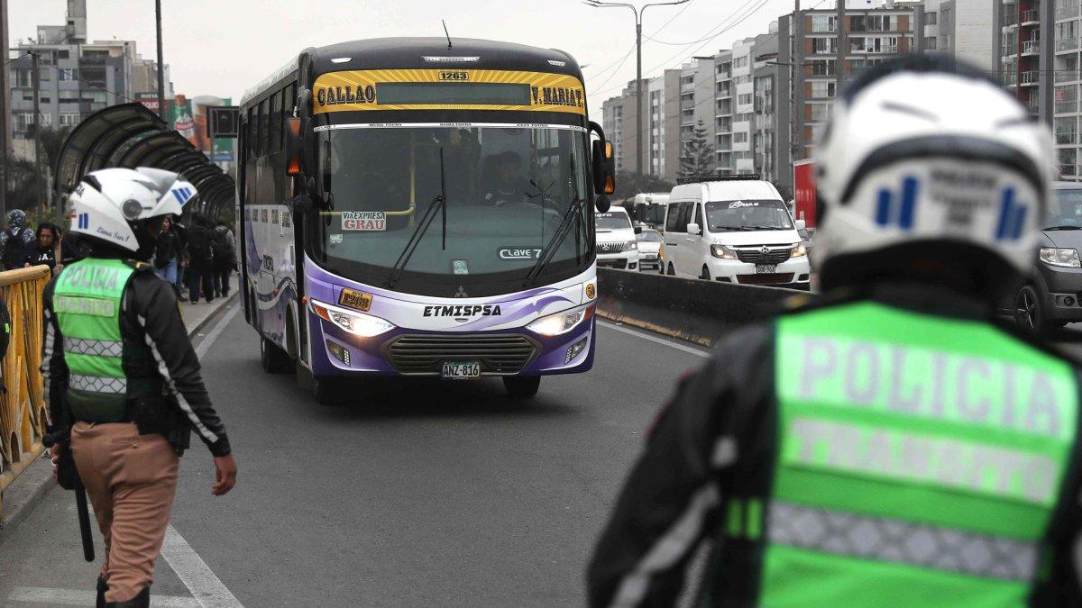Policías custodian un bus de servicio público este 6 de octubre de 2025, en Lima (Perú).