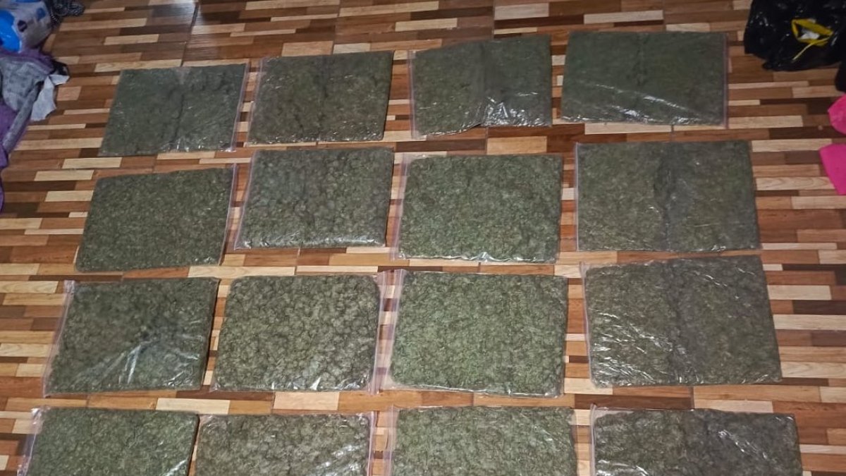 En la vivienda se encontraron 7.816 gramos de marihuana y una balanza.