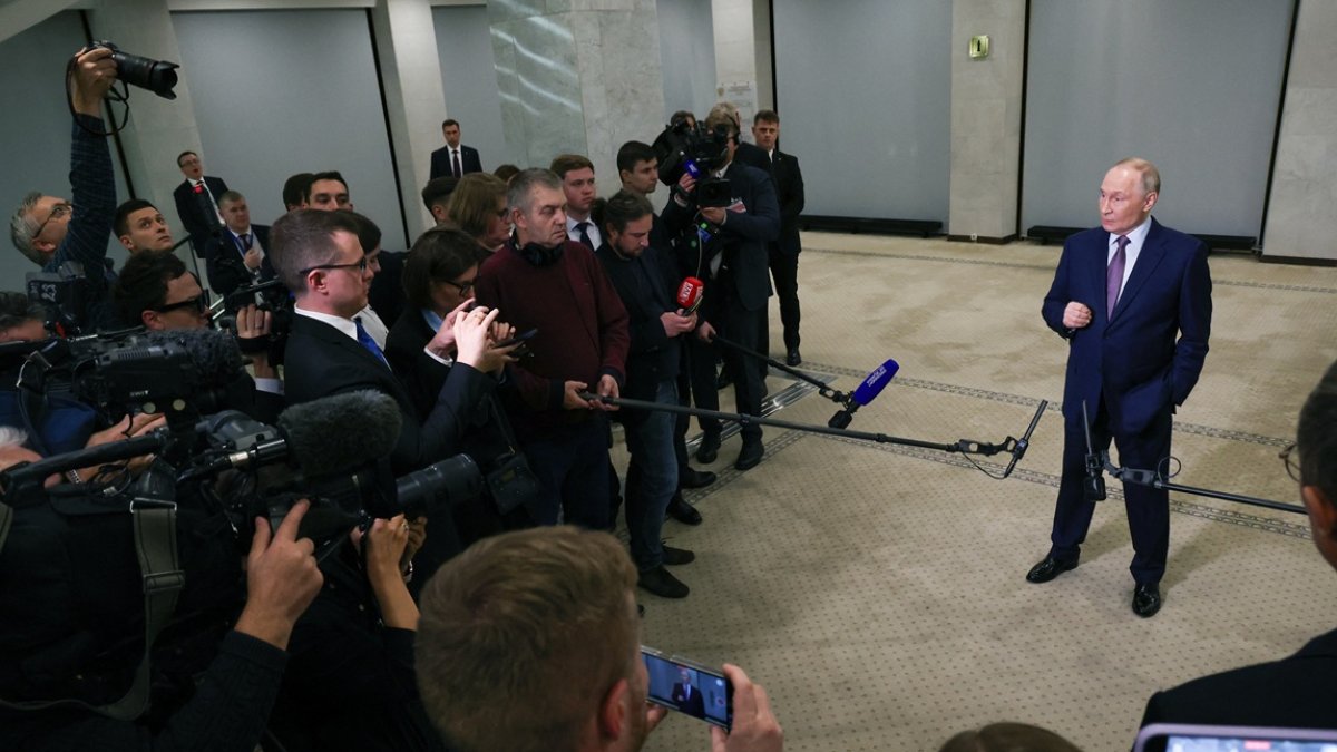 El presidente Vladimir Putin, se reúne con los medios de comunicación después de asistir a una reunión de la Sociedad Geográfica Rusa en Moscú el 23 de octubre de 2025.