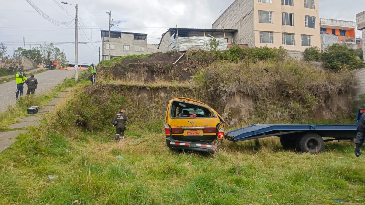 El 23 de octubre, una furgoneta escolar se volcó en las calles Leónidas Dubles y Byron Noboa, en San José de Guamaní, sur de Quito.