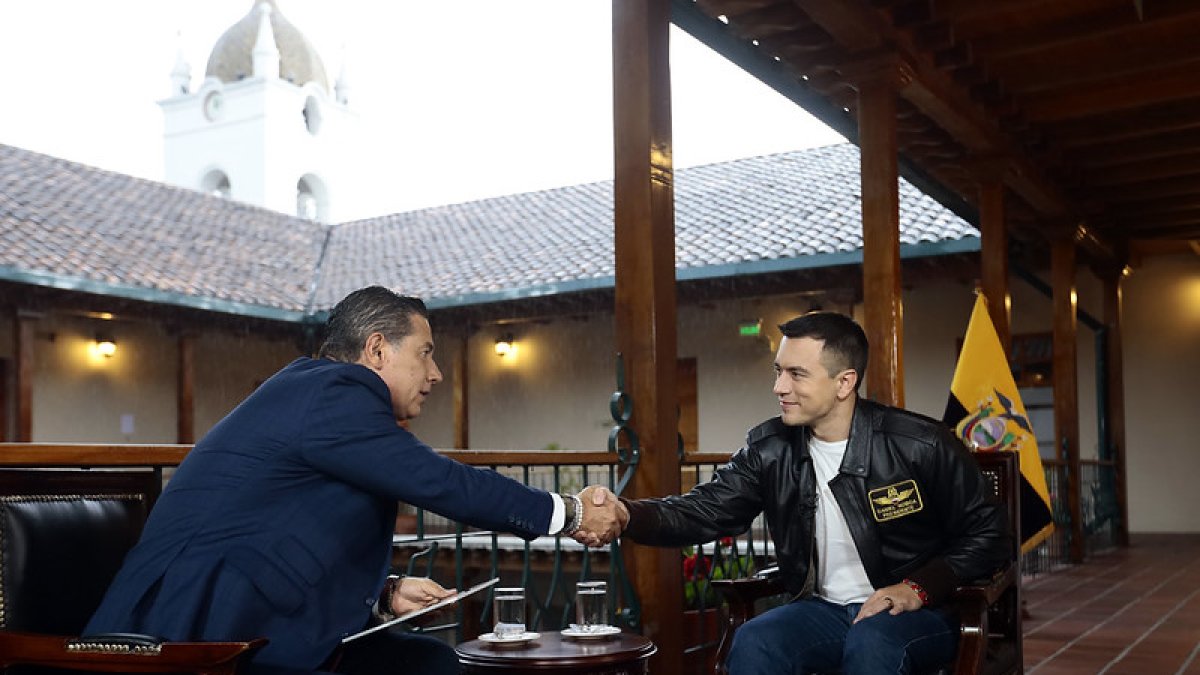 El presidente Daniel Noboa saluda con el periodista Fernando del Rincón.