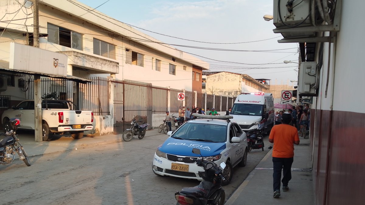 Un comerciante herido recibió atención médica en Salitre y luego fue trasladado a Guayaquil.