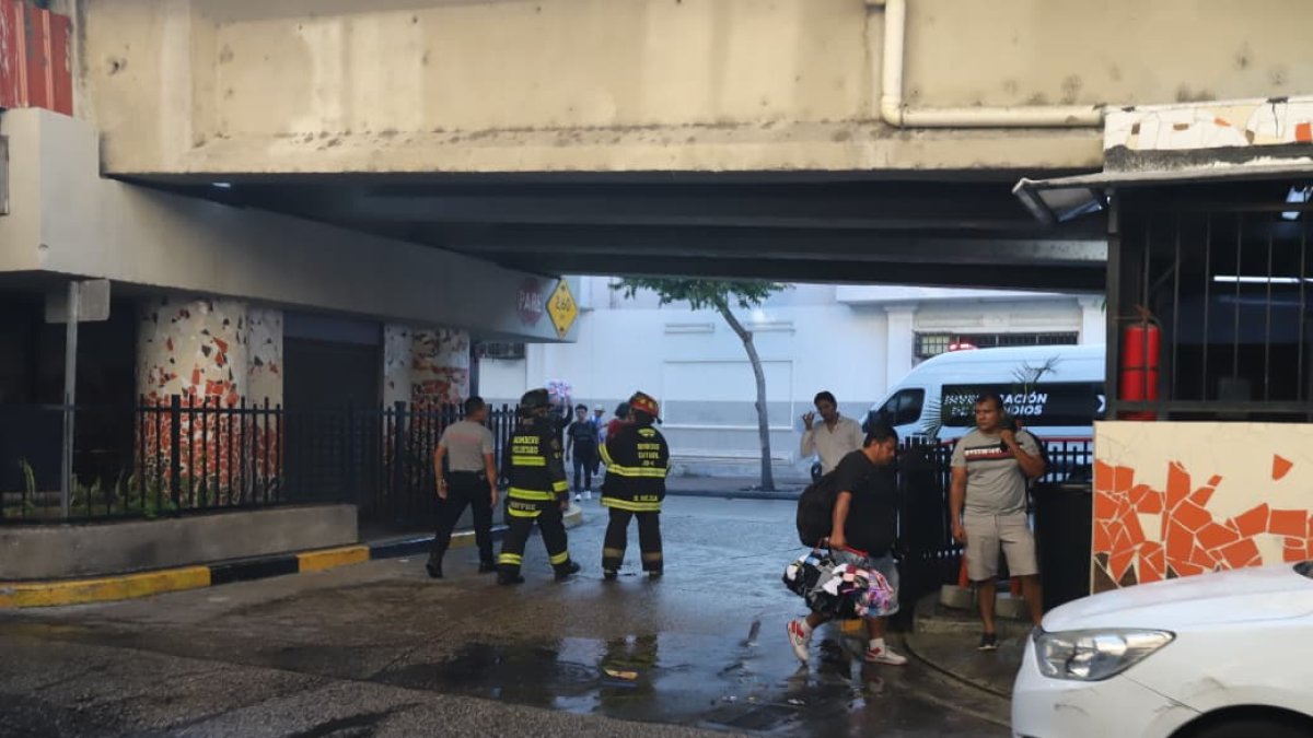 Bomberos de Guayaquil controlaron el incendio registrado en un edificio del centro, junto a Bahía Mall.