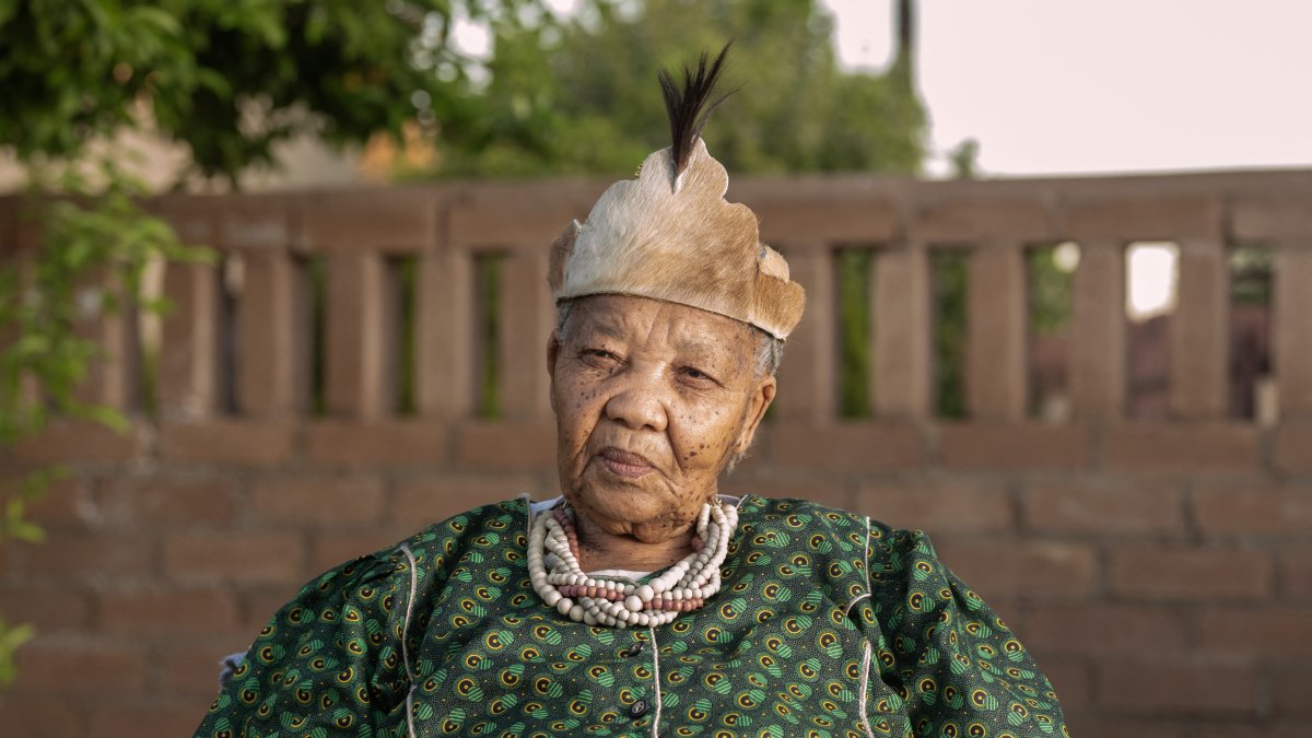 Protagonista. Katrina Esau, una de las últimas personas que habla el idioma San, N|uu, posa para un retrato en su hogar cerca de Upington.