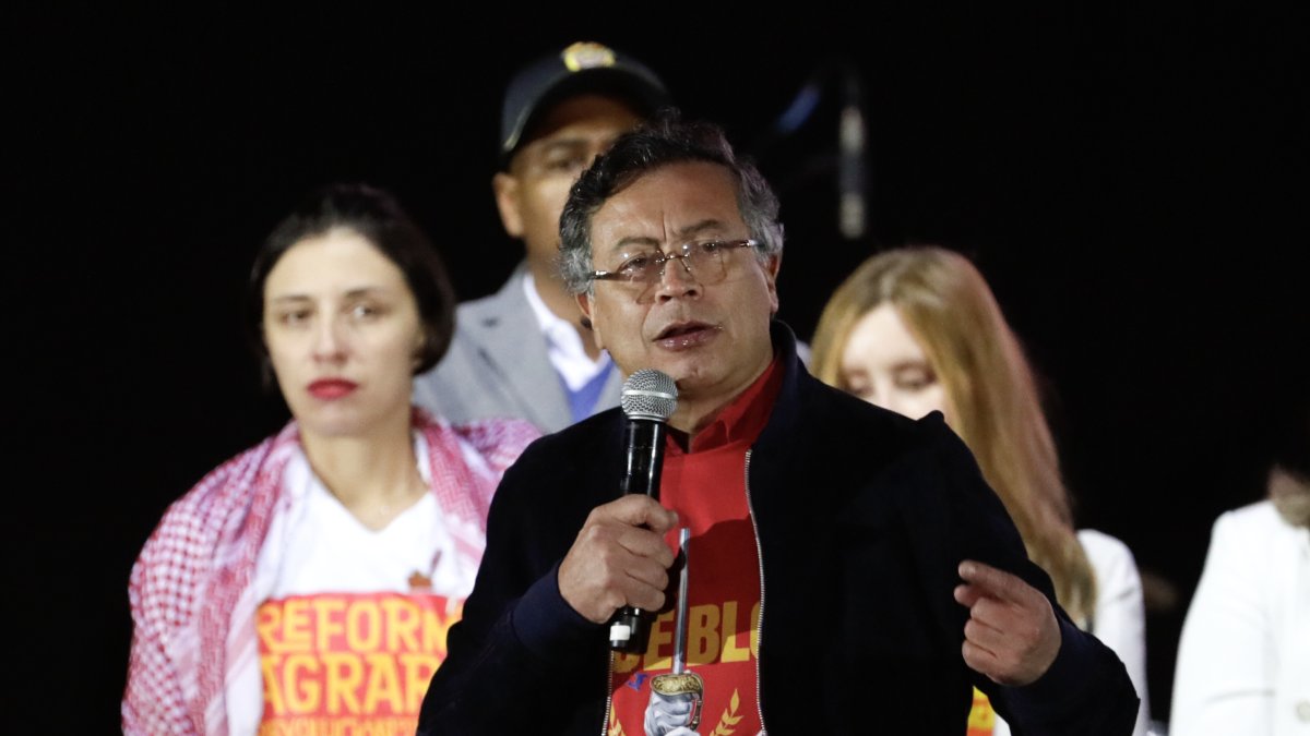 El presidente de Colombia, Gustavo Petro, habló en la plaza de Bolívar este viernes, en Bogotá (Colombia).