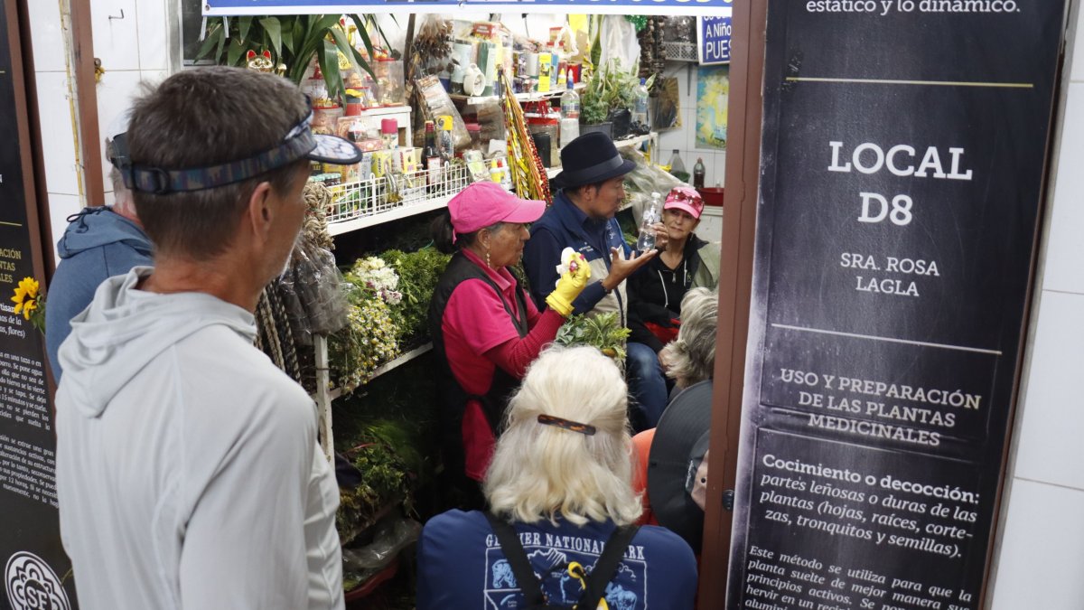 Recorrido. En la plaza Santa Clara aprovechan para tomarse fotos. Cerca de ahí está la sombrerera y el taller de restauraciones Carrión, que tiene más de 80 años vigencia..