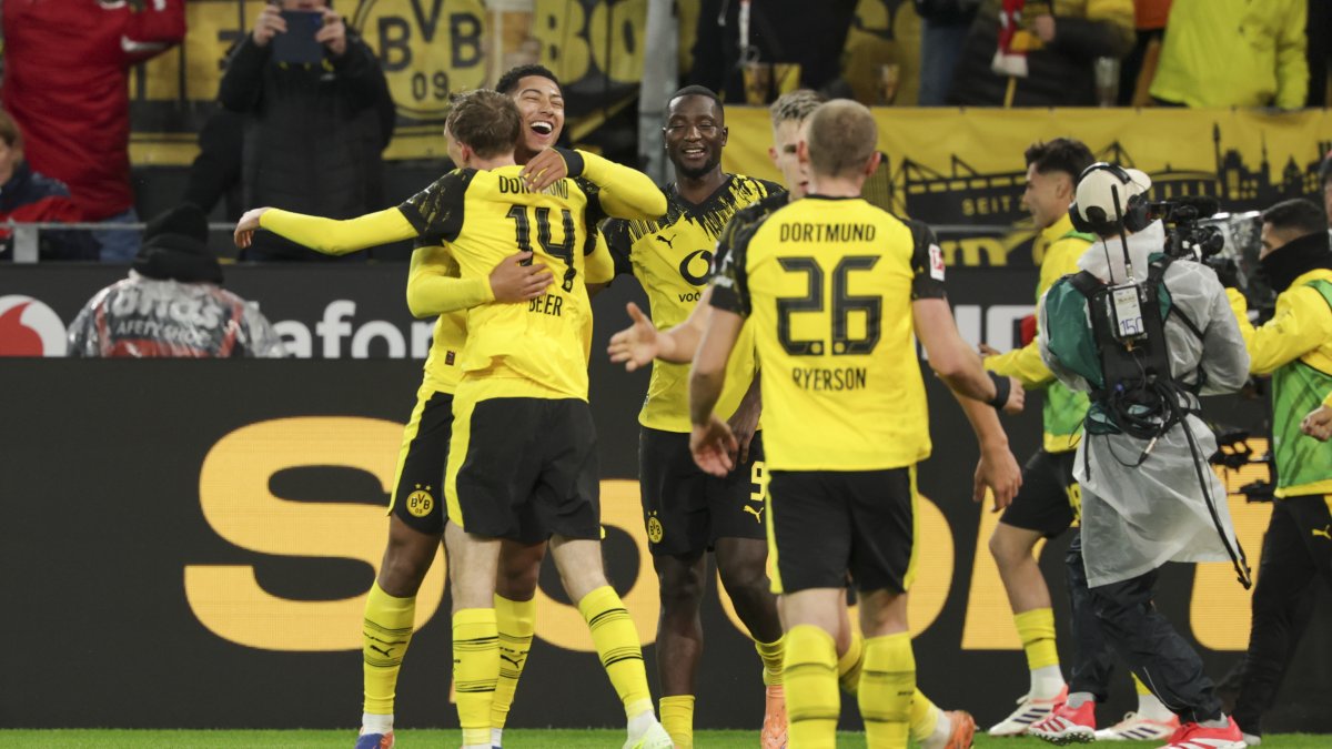 Maximilian Beier del Dortmund, segundo desde la izquierda, celebra con sus compañeros el gol de la victoria ante Colonia.