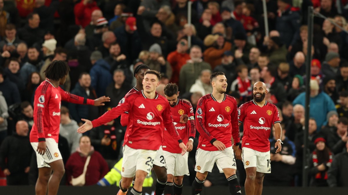Los jugadores del Manchester United (d) serán los primeros en jugar en las festividades pero este viernes 26, no el 25 como solía hacer por Boxing Day.