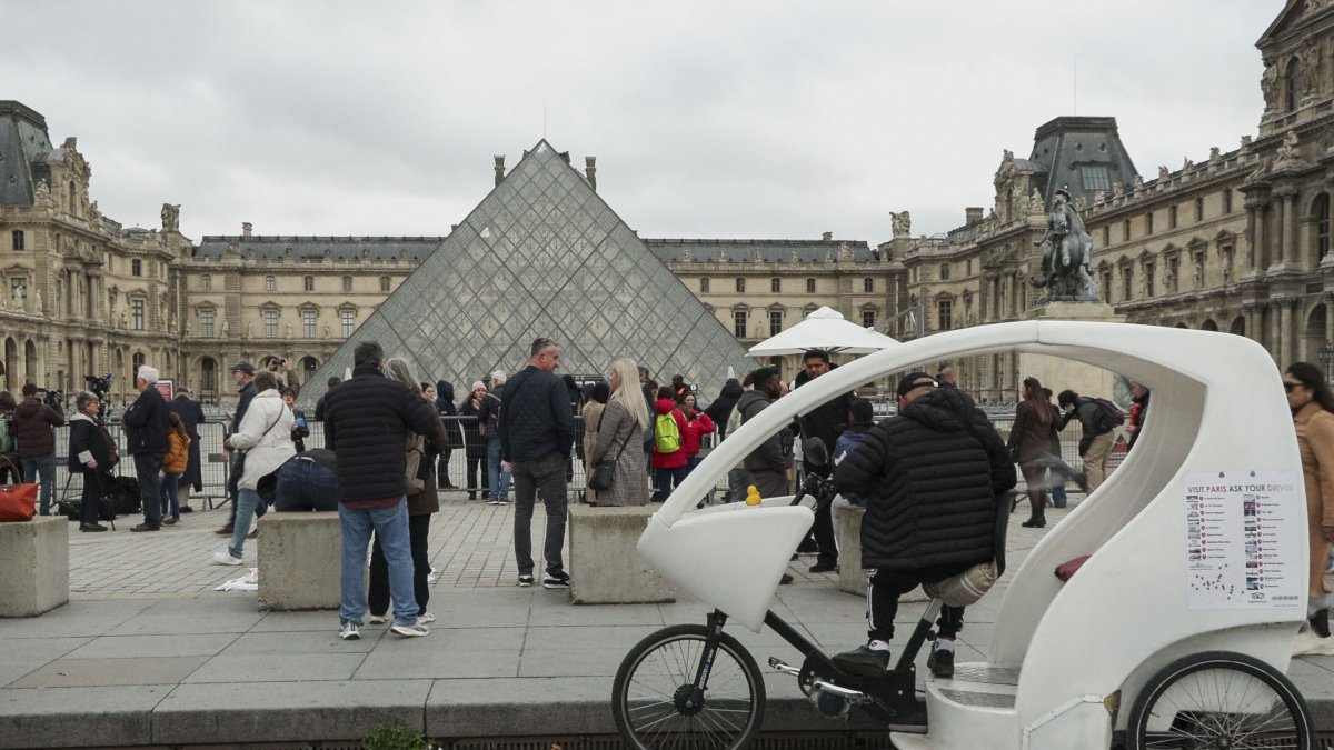 Tres días estuvo cerrado el museo del Louvre, en París, tras el robo histórico.