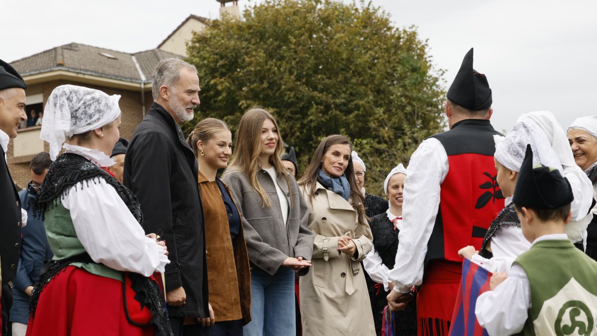 Los reyes, la princesa de Asturias y la infanta Sofía durante su visita a Valdesoto, en el concejo de Siero, este sábado, donde la heredera de la Corona entregará el Premio al Pueblo Ejemplar.