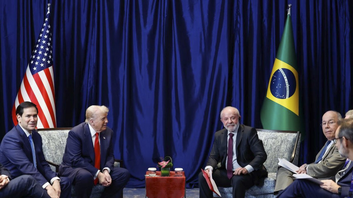 El presidente brasileño Luíz Inácio Lula da Silva (c-d) durante una reunión con el presidente de los Estados Unidos, Donald Trump (2i).
