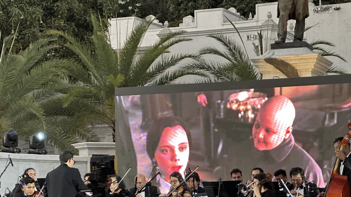 Durante la interpretación de la orquesta del conservatorio Nicolo Paganini se proyectaron escenas de películas clásicas.