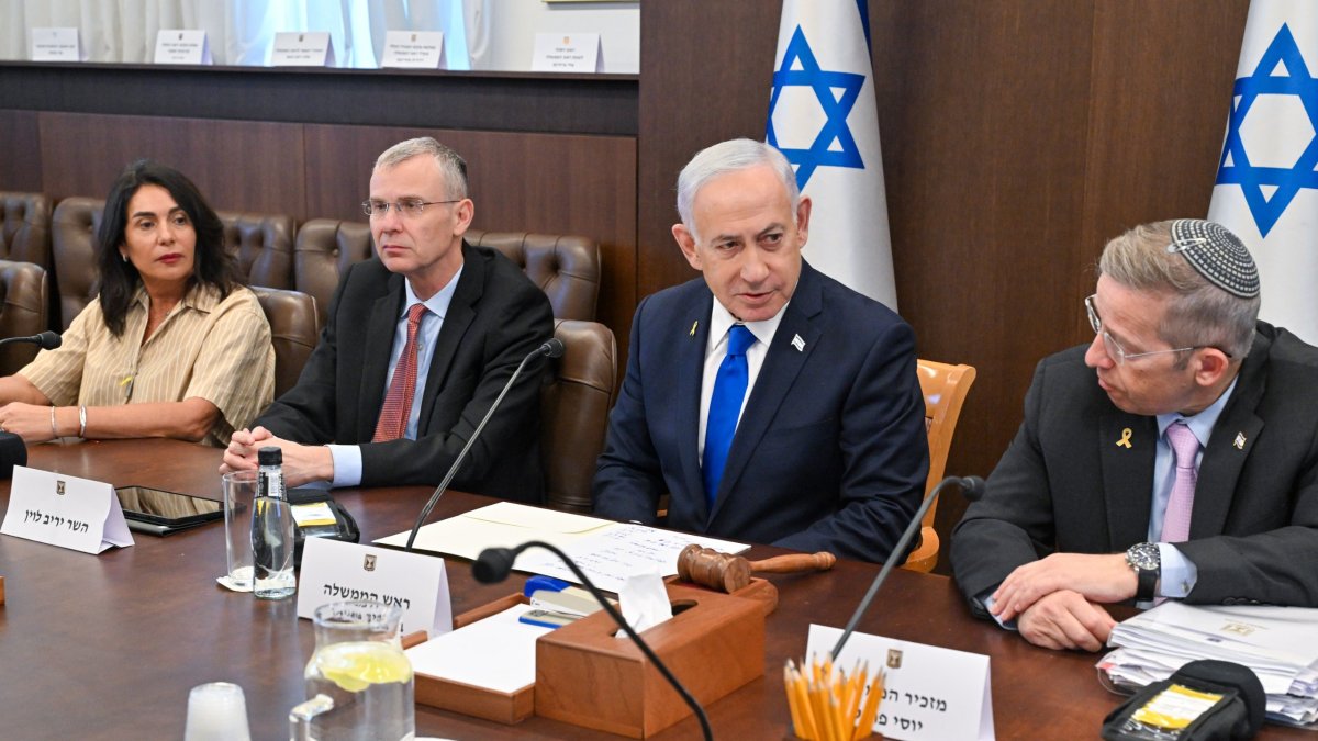 Netanyahu sigue aplazando su juicio ante la justicia.