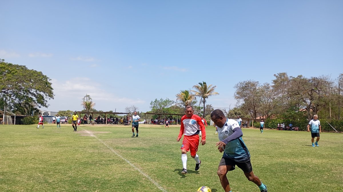 El equipo Dinosaurios (rojo) lo integran futbolistas de 60 a 75 años de edad.