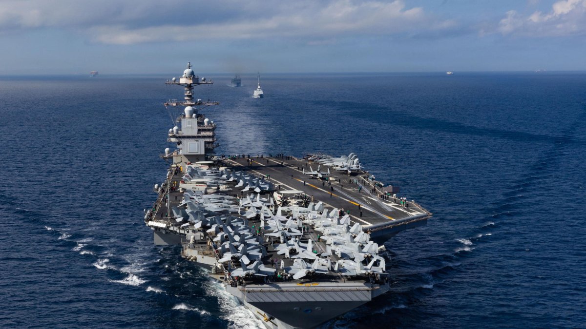 Fotografía del USS Gerald R. Ford (CVN 78), el portaaviones más grande del mundo navegando por el Estrecho de Gibraltar el1 de octubre de 2025.
