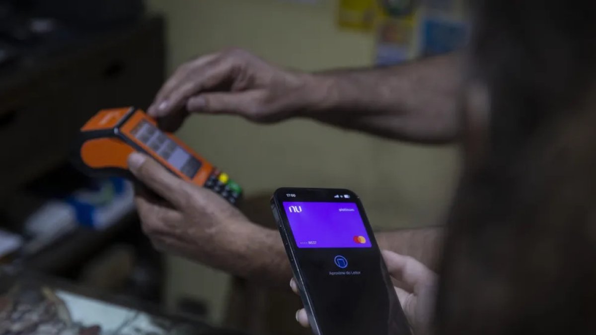 Sao Paulo. Un cliente realiza una compra mediante el método de proximidad del teléfono móvil.