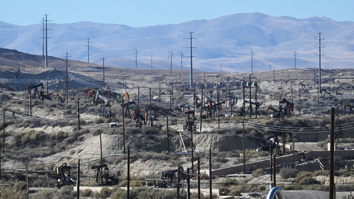 Las bombas extractoras extraen petróleo de los pozos del campo petrolífero Midway-Sunset, el más grande de California, en Fellows, cerca de Taft, el 17 de octubre de 2025.