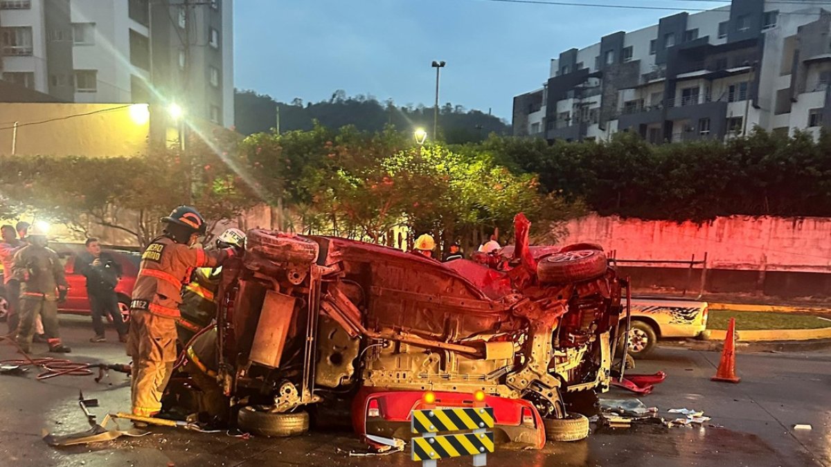 Una mujer falleció en un accidente de tránsito registrado en la avenida del Bombero, en el oeste de Guayaquil, la madrugada de este martes 28 de octubre.