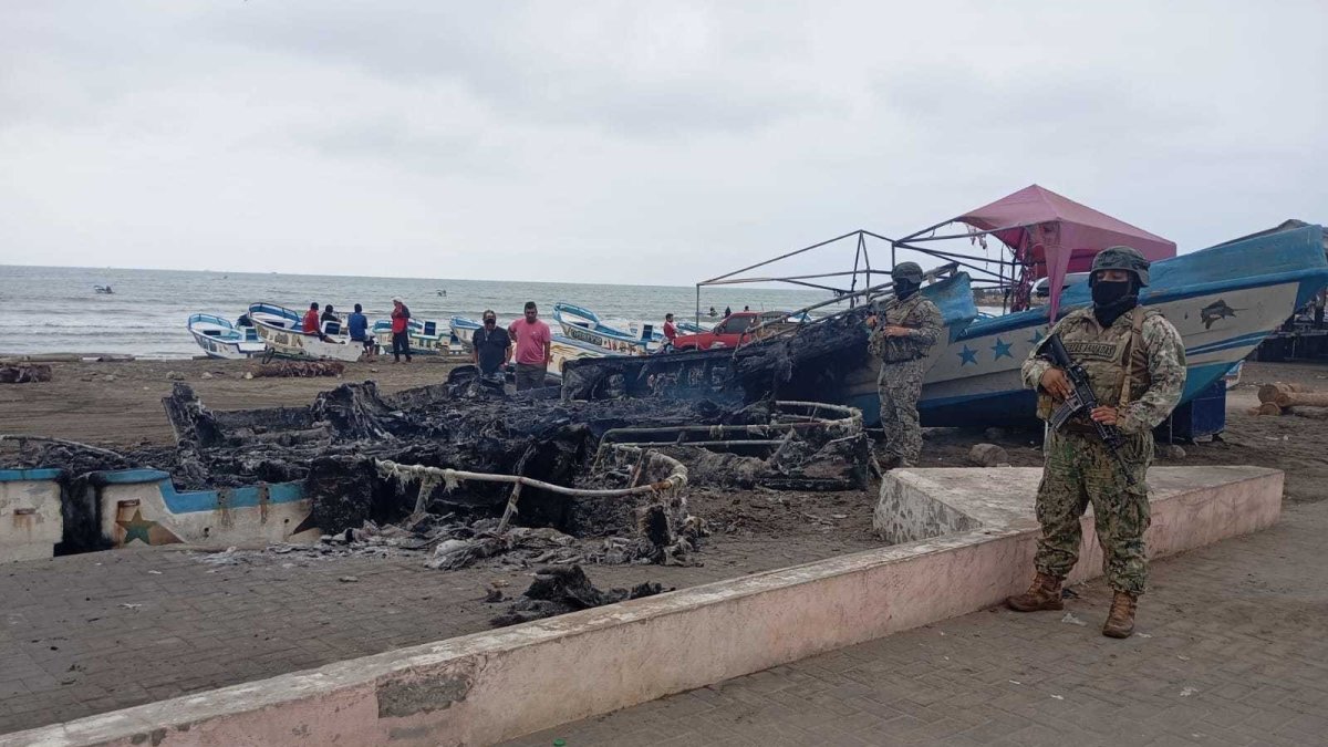 Militares acudieron al sitio donde se registró el incendio de las pangas.