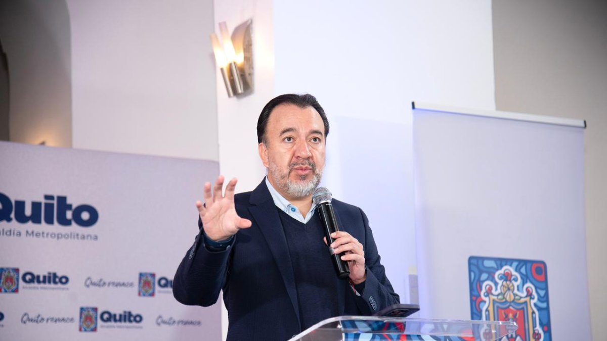 Pabel Muñoz, alcalde de Quito, durante un conversatorio con medios de comunicación.