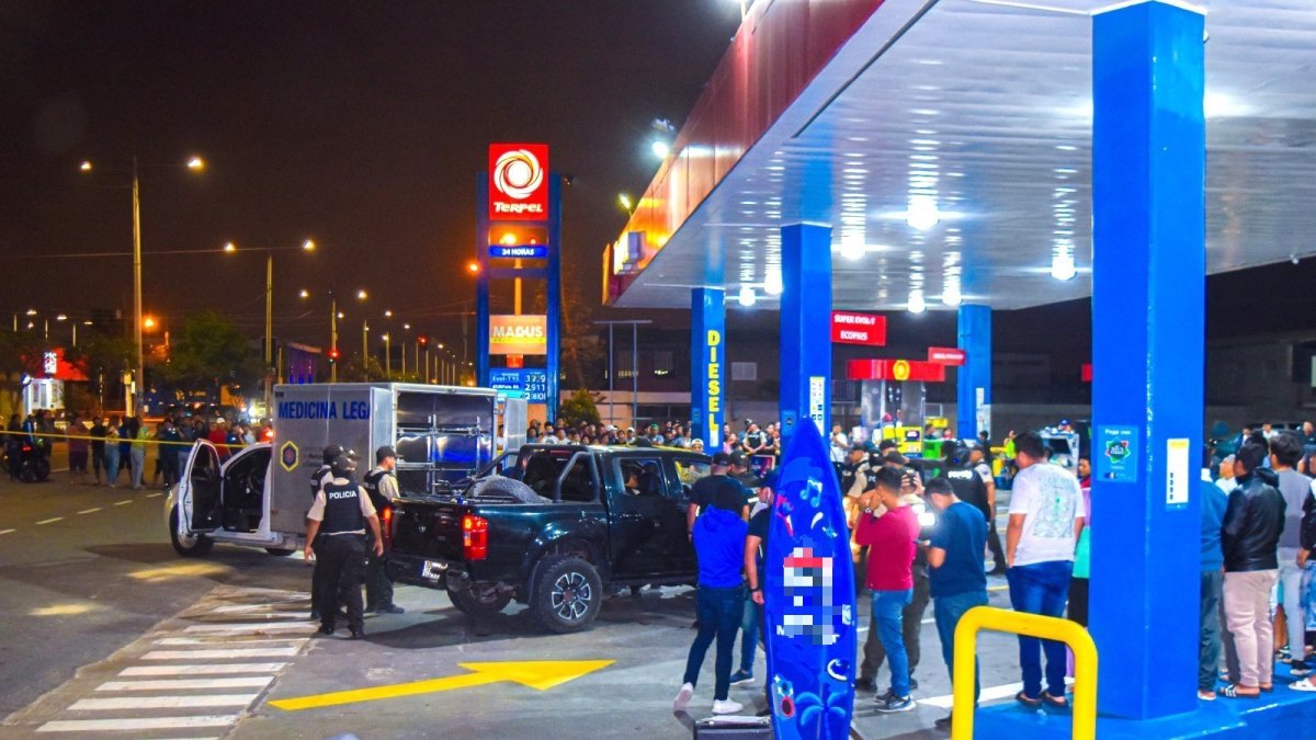 En la camioneta negra se movilizaban las víctimas del crimen cometido en una estación de servicio de Salinas.