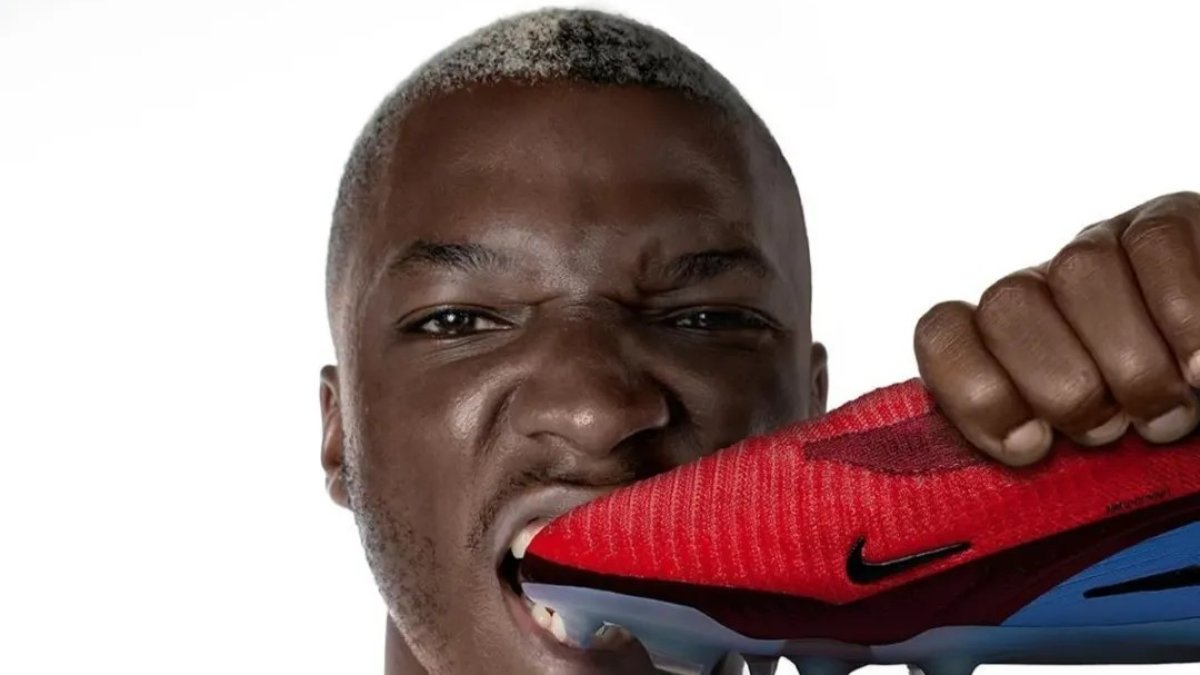 El ecuatoriano, Moisés Caicedo, promocionando los nuevos zapatos de Nike.