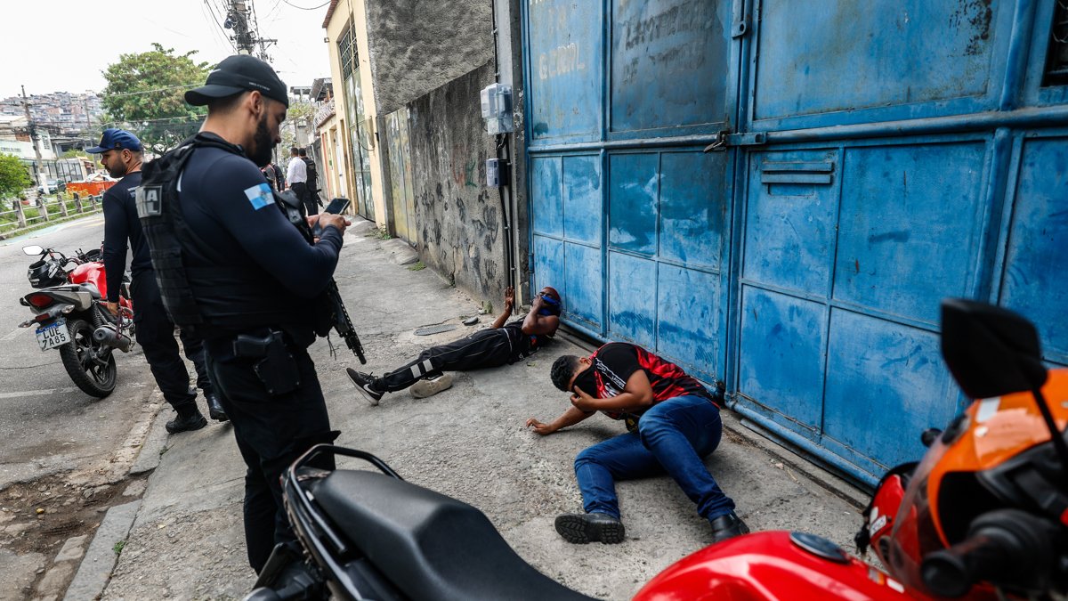 Integrantes de la Policía de Río de Janeiro custodian a dos personas durante un operativo policial este martes, en Río de Janeiro (Brasil).