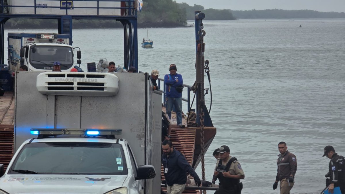 Autoridades y pescadores realizan patrullajes marítimos en Puerto Bolívar para localizar a los cuatro hombres desaparecidos.