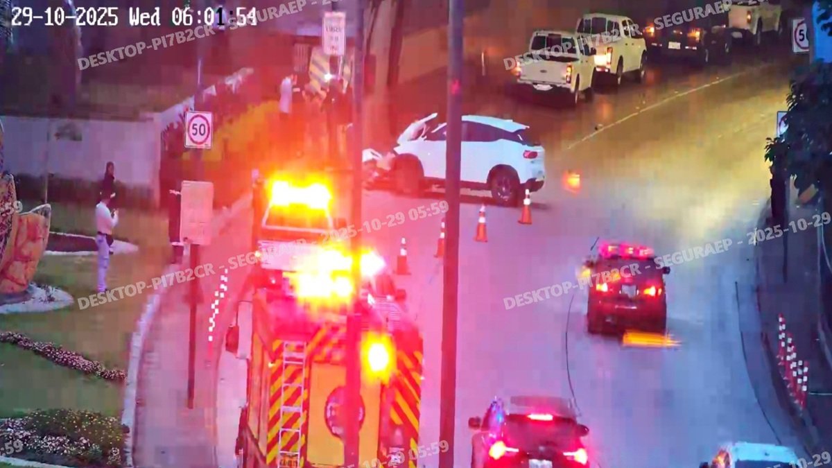 Un vehículo de color blanco se impactó en el ingreso al túnel del cerro del Carmen, en el norte de Guayaquil.