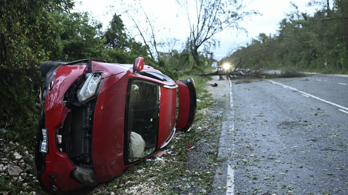 Un automóvil dañado por un árbol caído se ve después del paso del huracán Melissa en Manchester, Jamaica, el 28 de octubre de 2025.