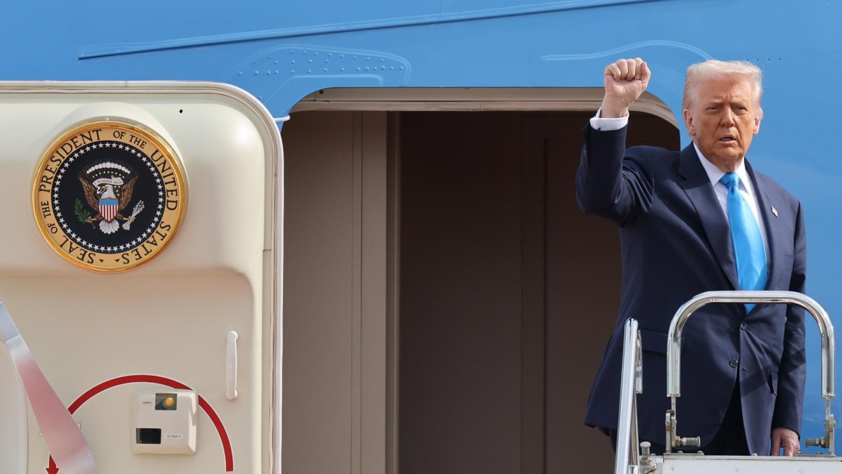 El presidente de EE.UU., Donald Trump, mientras aborda el Air Force One en el aeropuerto de Haneda, en Tokio, Japón, el 29 de octubre de 2025.