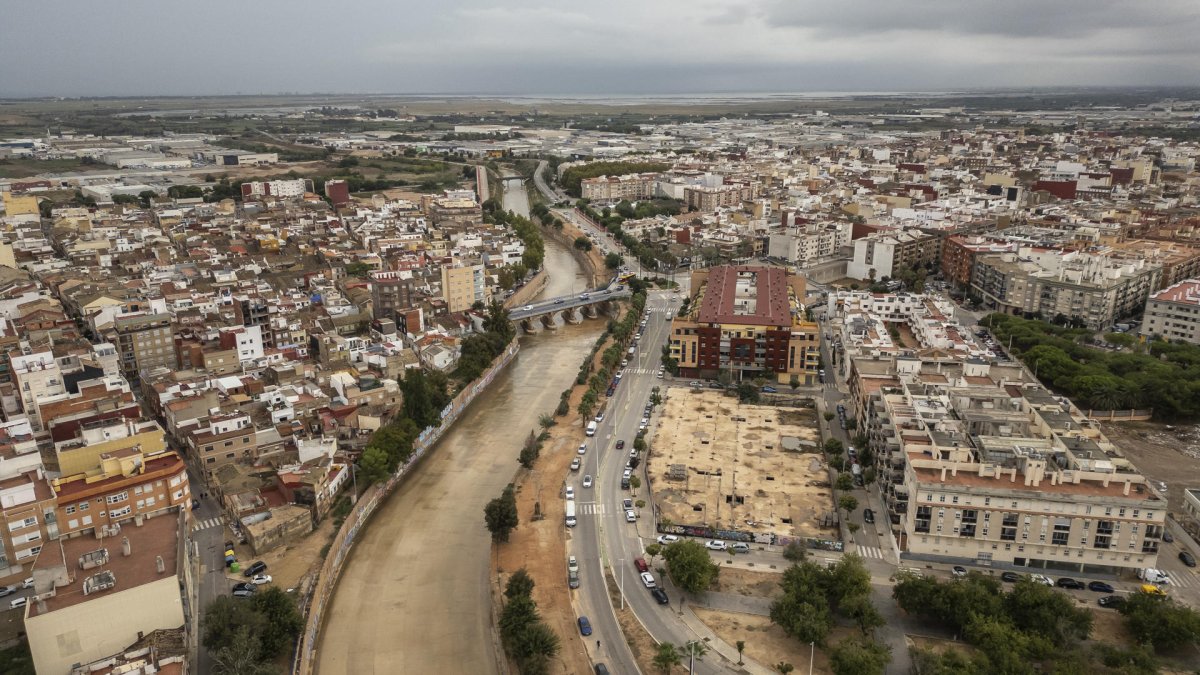 Vista general tomada con un dron del barranco del Poyo a su paso por Catarroja y Massanasa, en el primer aniversario de la dana.