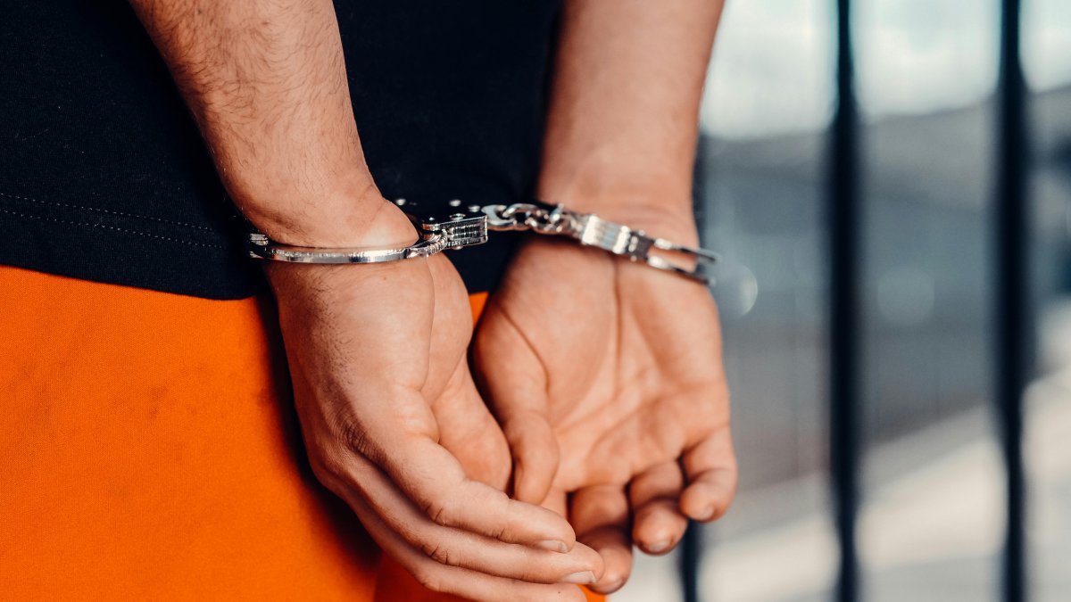 La justicia ecuatoriana sentenció a siete años de prisión a David Sebastián por el delito de transporte de municiones prohibidas o no autorizadas.