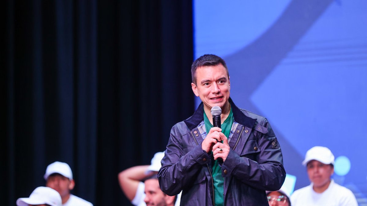 Daniel Noboa durante el lanzamiento del programa Jóvenes en Acción, en el Teatro Pumapungo de Cuenca.