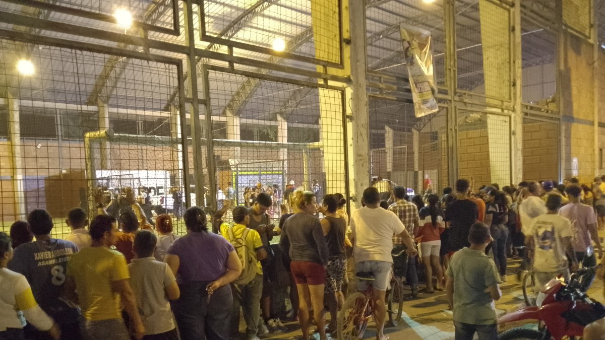 La ciudadanía acudió hasta la cancha donde fue asesinado Fernando Álvarez, más conocido como Fernando TV.