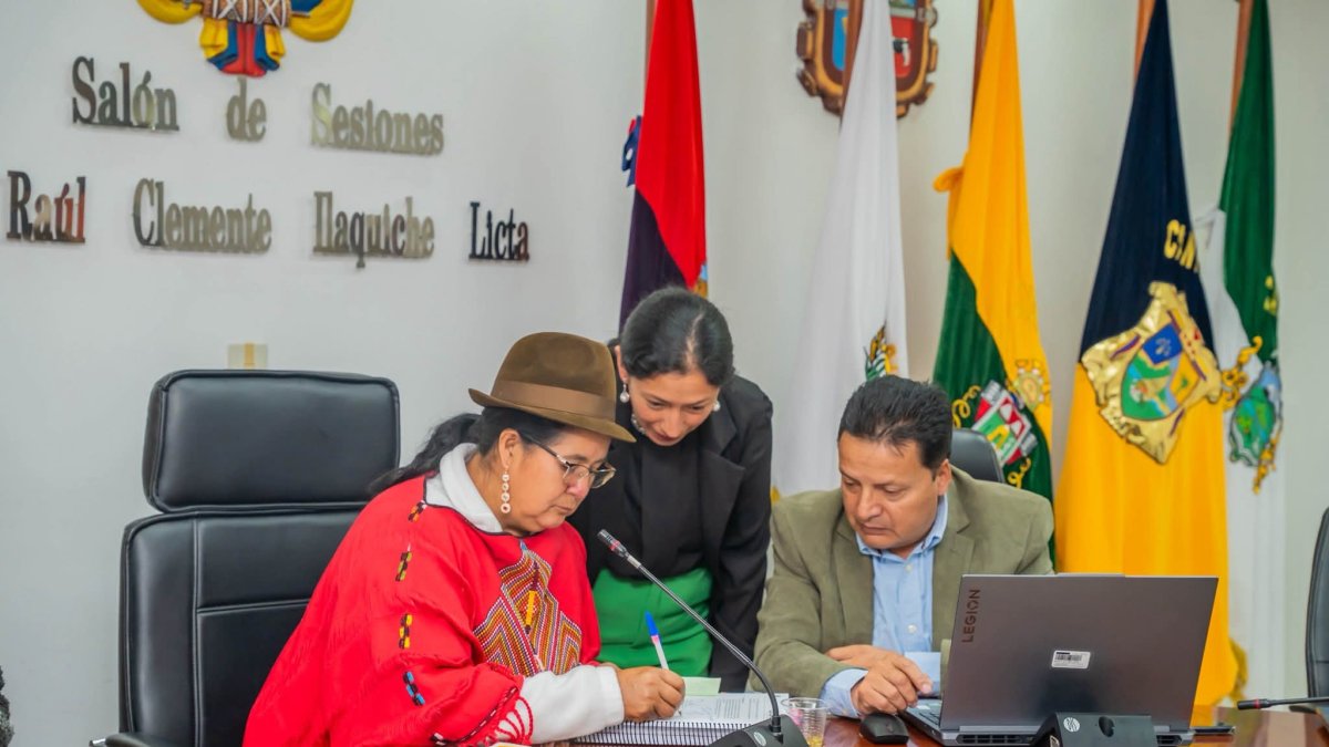 Lourdes Tibán, prefecta de Cotopaxi junto a su equipo de trabajo planifican las obras que se ejecutaran.