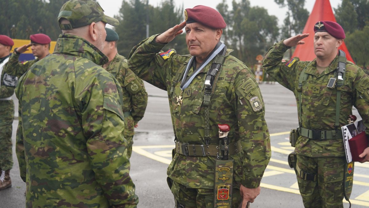 Durante la entrega de los reconocimientos a generales de las Fuerzas Armadas.
