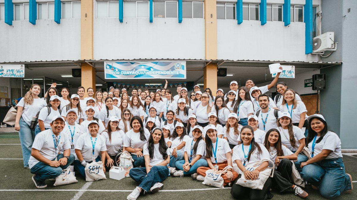 Equipo de Dove en la Unidad Educativa El Libertador. La iniciativa busca que los adultos reconozcan la fuerza y creatividad de las niñas, más allá de su apariencia.