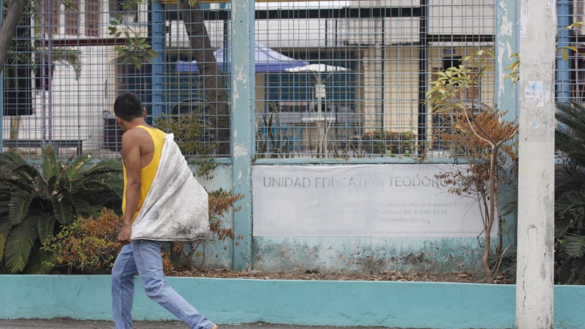 Se realizó un plantón en los exteriores de la unidad educativa.
