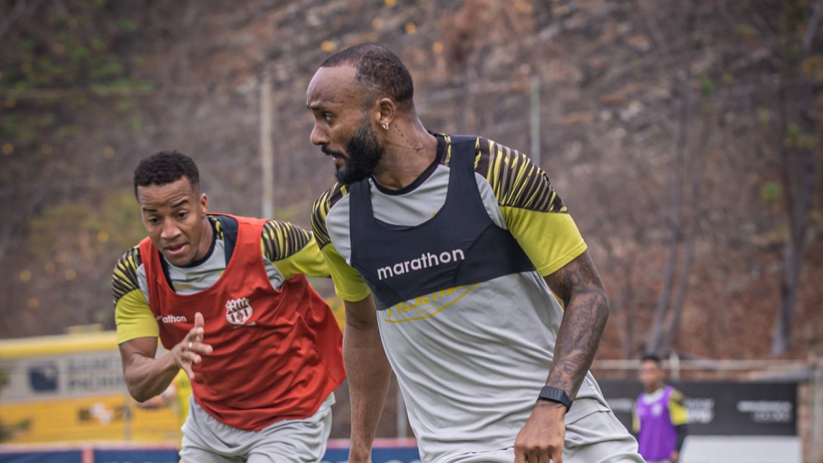Barcelona en entrenamiento en las canchas alternas en el estadio Monumental.