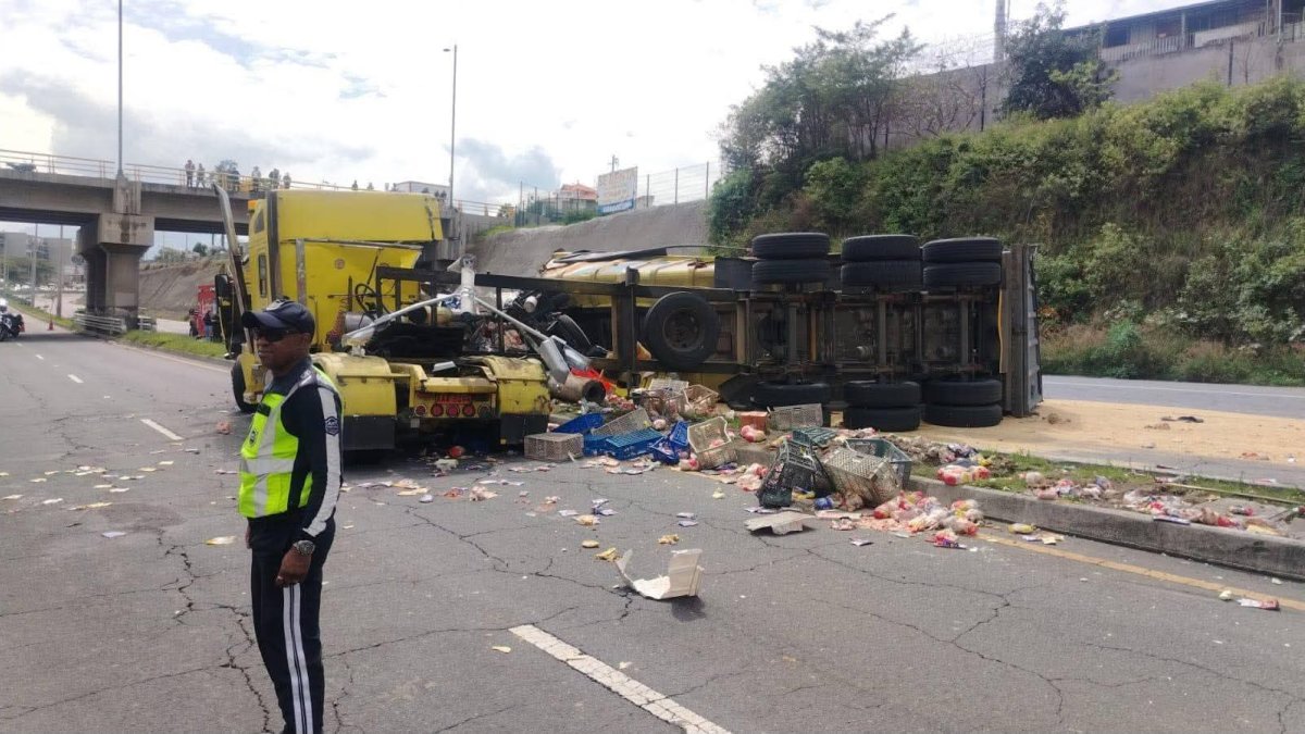 Equipos trabajan para liberar la vía tras el choque múltiple en Intervalles.