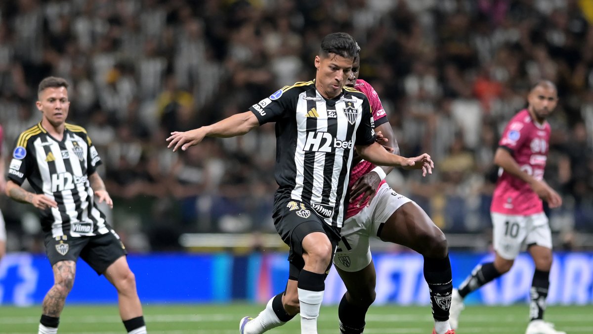 Alan Franco (c) de Atlético Mineiro disputa en balón con Jean Pierre Arroyo de Independiente del Valle.