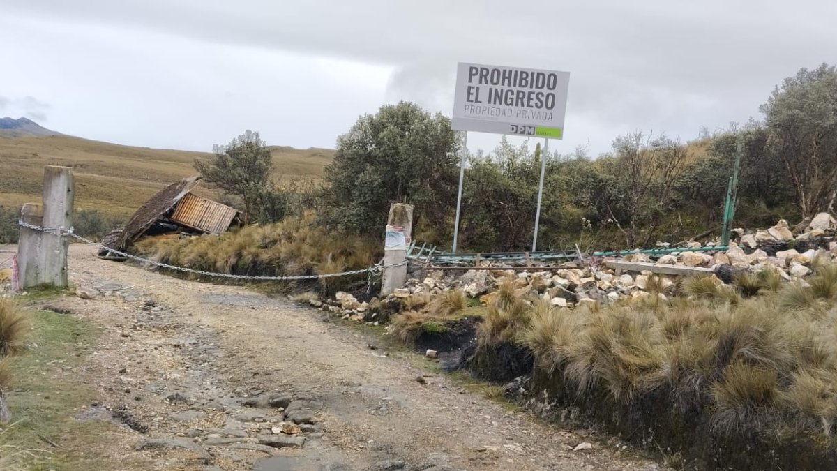 Activistas denuncia que la empresa canadiense Dundee Precious Metals colocó letreros de advertencia en Quimsacocha.
